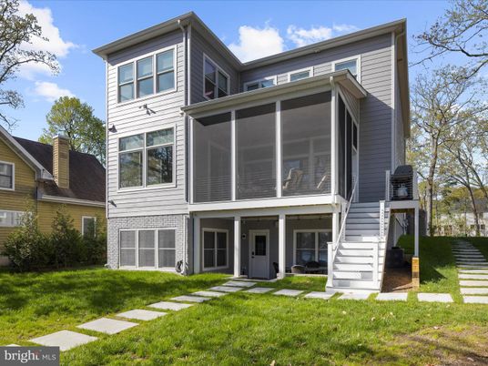 Exterior, Facade, Rowhouse