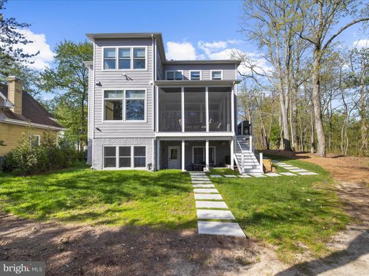 Backyard, Exterior, Facade, Raised Ranch