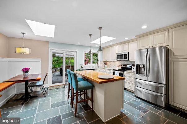 Dining room, Interior, Kitchen, Pendant Lights, Recessed Lighting, Stainless Steel Appliances