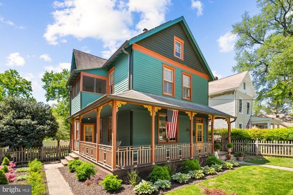 Exterior, Facade, Queen Anne Victorian