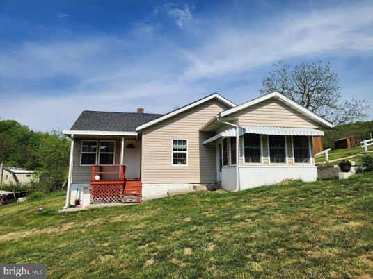 Backyard, Exterior, Facade, Ranch