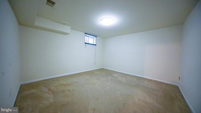 Empty room, Interior