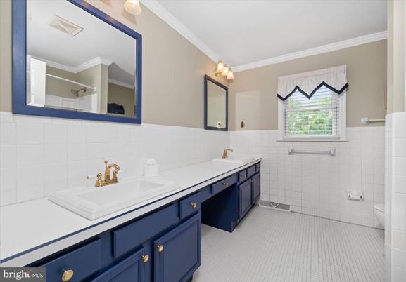 Bathroom, Dual Sink Vanities, Interior