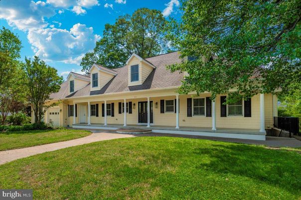 Attached, Exterior, Facade, Cape Cod