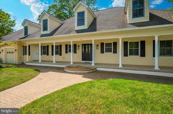 Attached, Exterior, Facade, Cape Cod