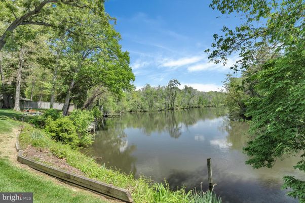 Exterior, Lake
