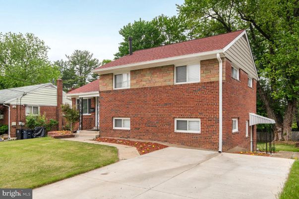 Exterior, Facade, Brick Facade, Split Level