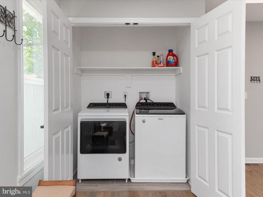 Interior, Utility Closets, Washer, Wood Texture Flooring