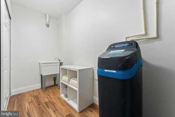 Interior, Washer, Wood Texture Flooring