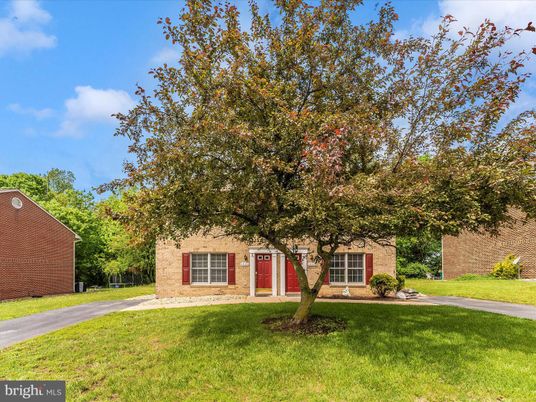 Backyard, Exterior, Facade, Brick Facade, Ranch
