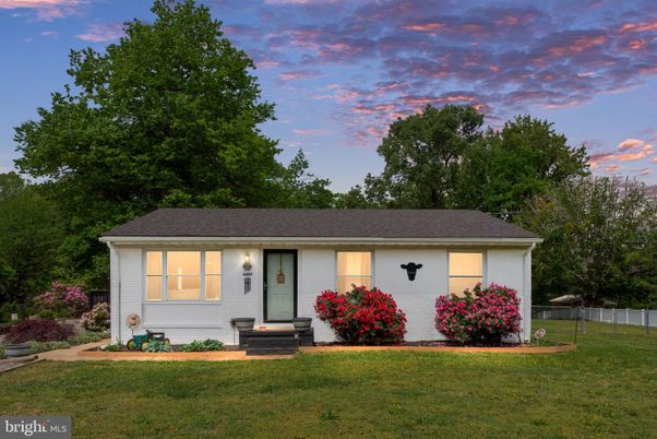 Backyard, Exterior, Facade, Ranch