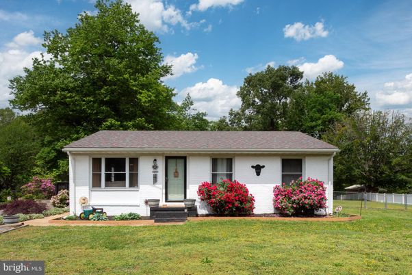 Exterior, Facade, Ranch