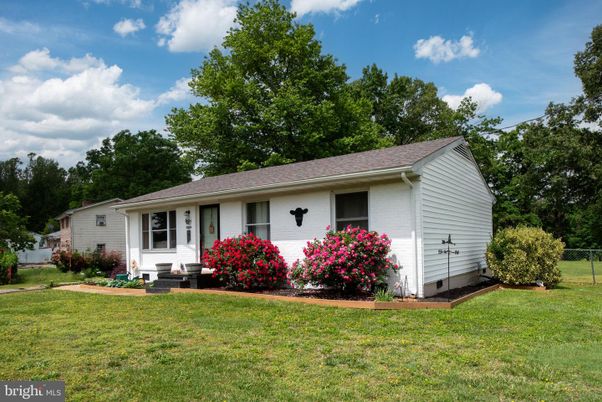 Backyard, Exterior, Facade, Ranch