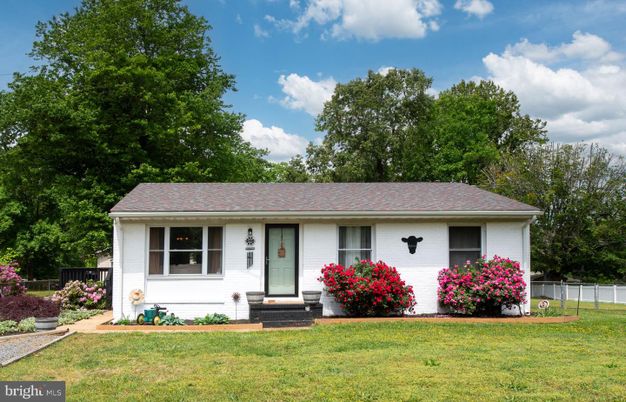 Exterior, Facade, Ranch