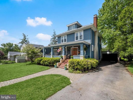Exterior, Facade, American Foursquare