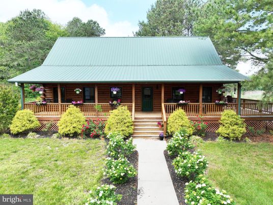 Exterior, Facade, Log Home