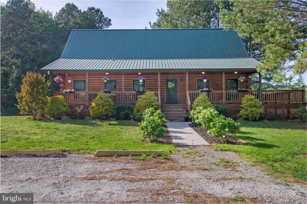 Exterior, Facade, Log Home