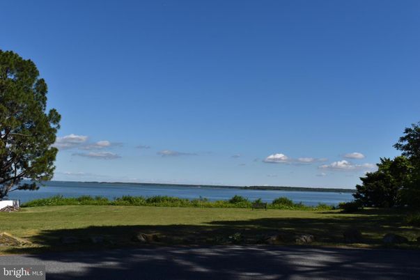 Exterior, Lake