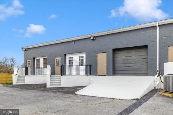 Attached, Exterior, Facade, Modern