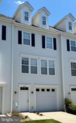 Attached, Exterior, Facade, Rowhouse