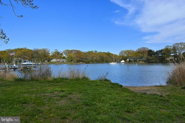 Exterior, Lake