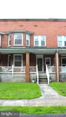 Exterior, Facade, Brick Facade, Rowhouse