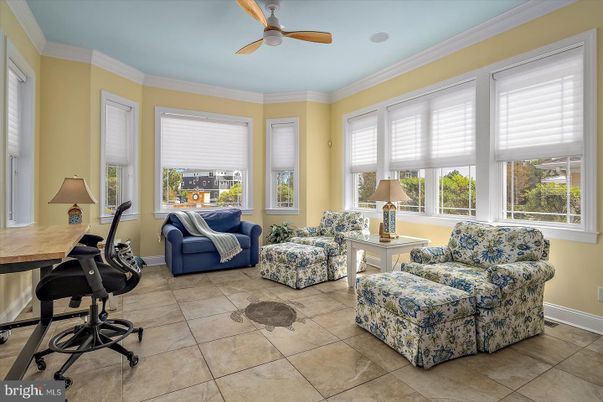 Home Office, Interior