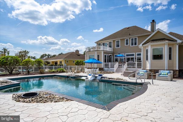 Exterior, Pool