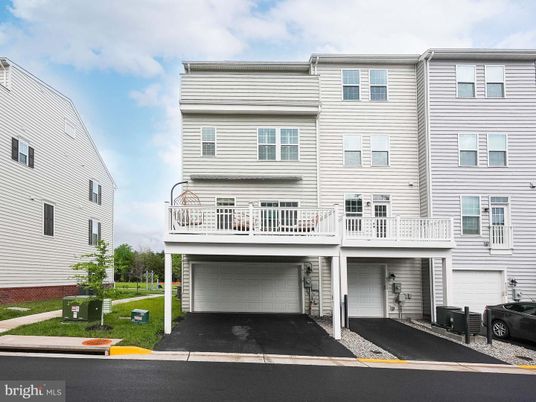 Attached, Exterior, Facade, Rowhouse