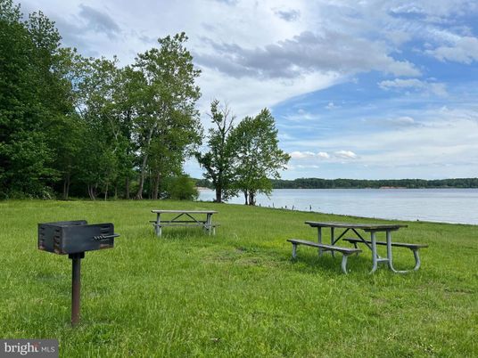 Exterior, Lake
