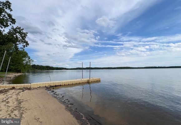 Exterior, Lake