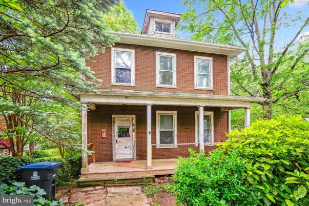 Exterior, Facade, Brick Facade, American Foursquare