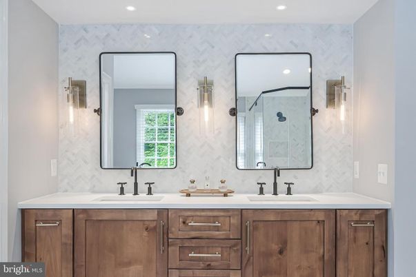 Bathroom, Dual Sink Vanities, Interior, Recessed Lighting