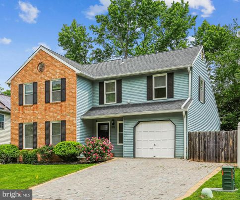 Attached, Exterior, Facade, Brick Facade, Split Level