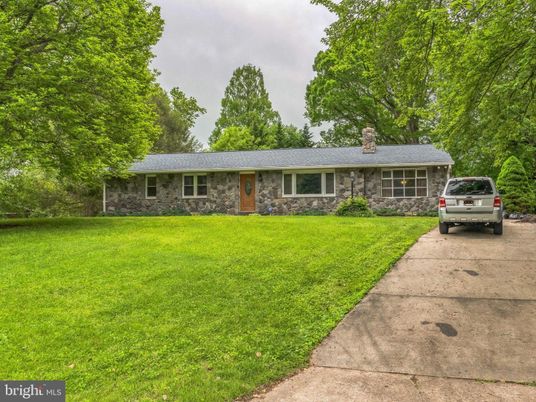 Backyard, Exterior, Facade, Ranch