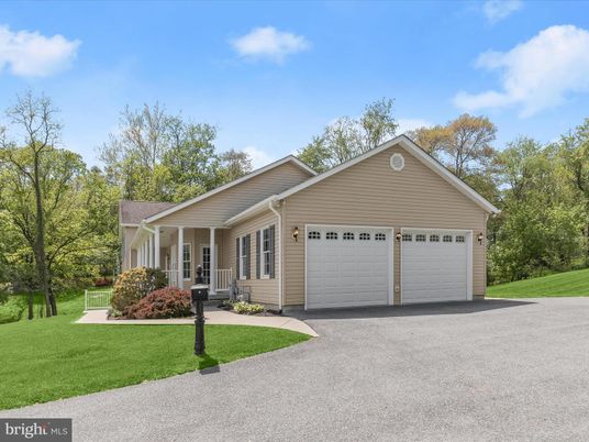 Attached, Exterior, Facade, Ranch