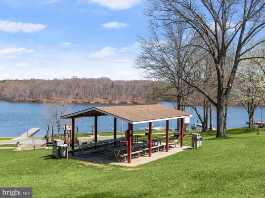 Exterior, Lake