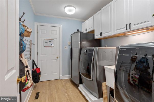 Interior, Washer, Wood Texture Flooring