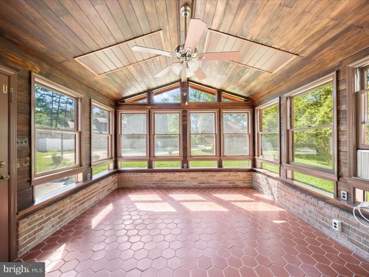 Empty room, Interior, Sun Room, Wooden Ceilings
