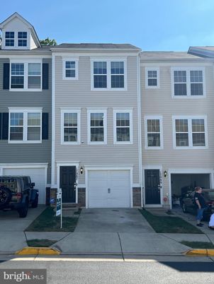 Attached, Exterior, Facade, Rowhouse