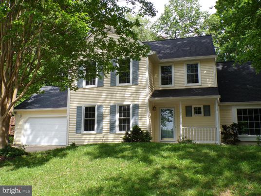 Attached, Exterior, Facade, Farmhouse