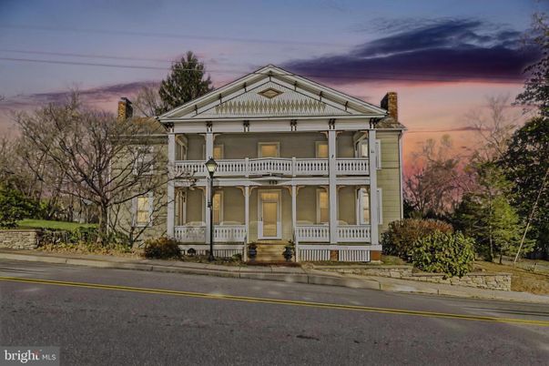 Exterior, Facade, Queen Anne Victorian