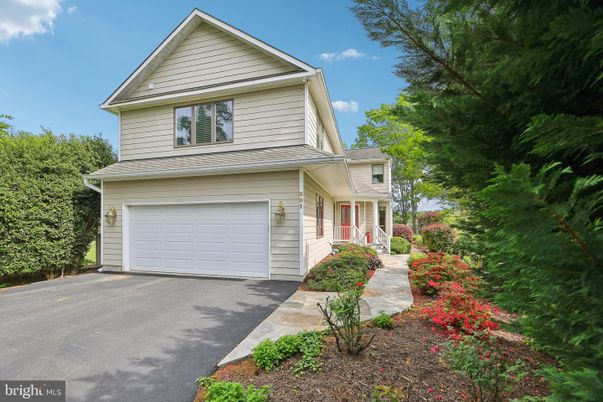 Attached, Exterior, Facade, American Craftsman