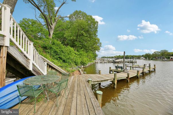 Exterior, Lake