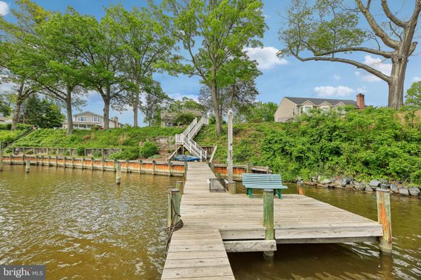 Exterior, Lake