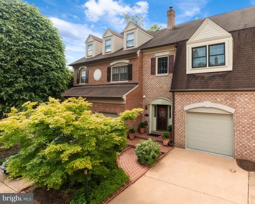 Attached, Exterior, Facade, Brick Facade, Rowhouse