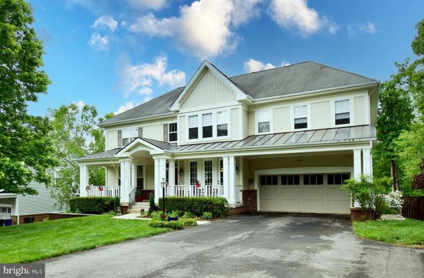 Attached, Exterior, Facade, Farmhouse