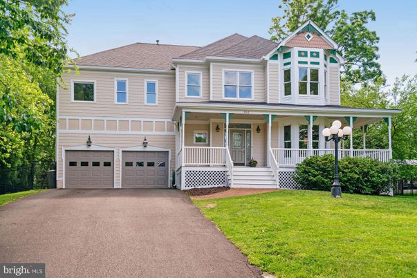 Attached, Exterior, Facade, Queen Anne Victorian