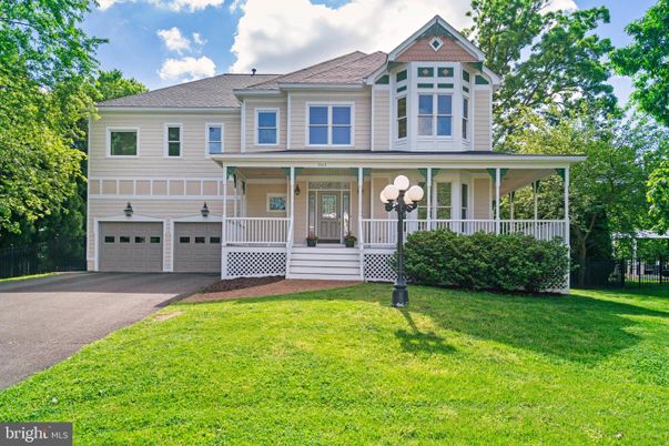 Attached, Exterior, Facade, Queen Anne Victorian