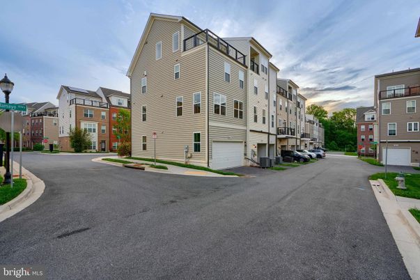 Attached, Exterior, Facade, Rowhouse